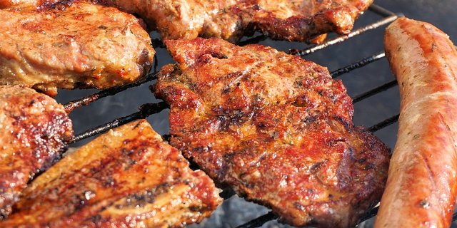 Erhalten gewisse Kreise nun vonseiten Swissherdbook eine Extrawurst oder müssen sie wie alle anderen zum «üblichen» Steak greifen? (Bild Pixabay)