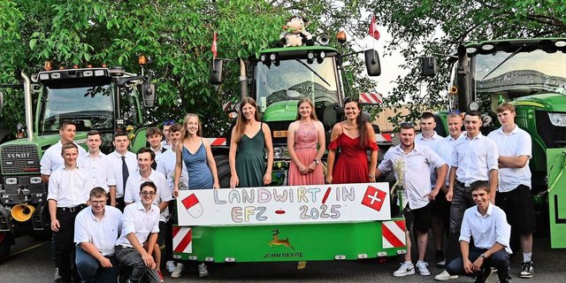 Die Grundbildung ist geschafft. Am Wallierhof feiern 20 junge Landwirtinnen und Landwirte den Erhalt des eidgenössischen Fähigkeitszeugnisses. 