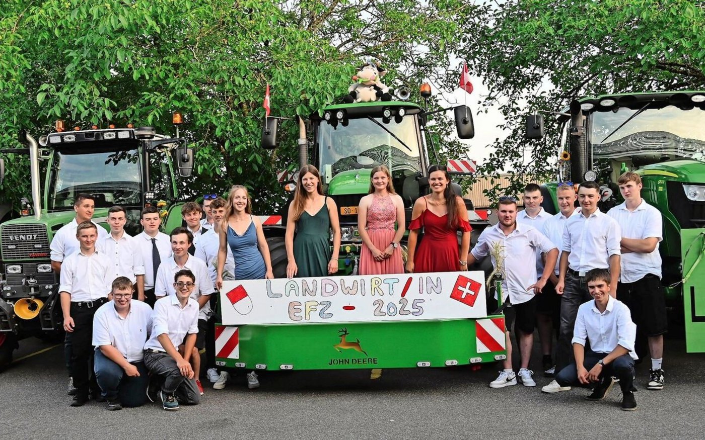 Die Grundbildung ist geschafft. Am Wallierhof feiern 20 junge Landwirtinnen und Landwirte den Erhalt des eidgenössischen Fähigkeitszeugnisses. 