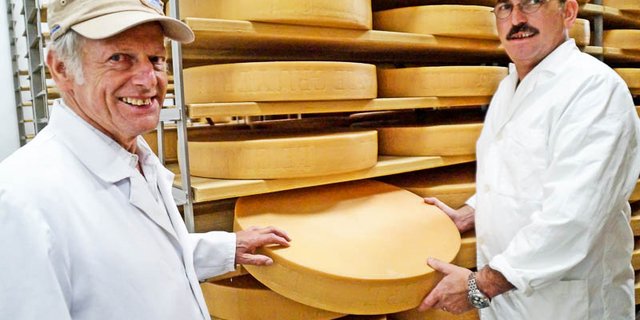 Käsermeister Walter Reist und Sohn Pierre freuen sich über die Auszeichnung. (Bild Josef Jungo)