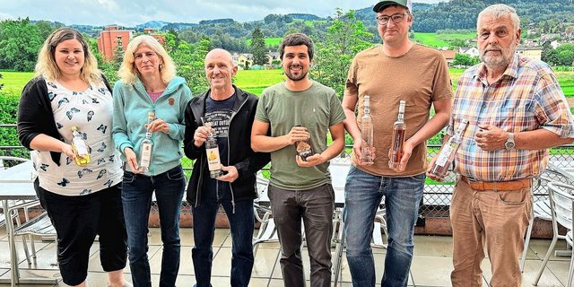 Die stolzen Gruppensieger Erika Kunz, Elvira Müller, Hans und Mathias Zogg, Geoffrey Kobelt und Felix Pfister (v. l.). 