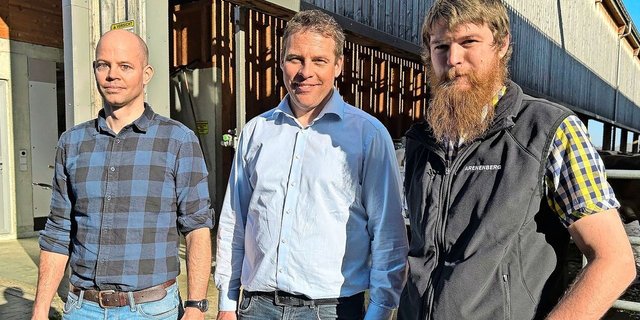 Michael Schwarzenberger (ehemaliger Geschäftsführer), IG-Präsident Andreas Elliker und Geschäftsführer Tobias Frei vom Arenenberg (v. l.).