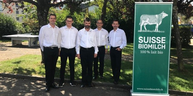 V. l. n. r.: Boris Beuret, Vorstandspräsident der Produzentenvereinigung Suisse Biomilch; Flurin Frigg, Vorstandsmitglied; Markus Bachofner, Vizepräsident des Vorstandes; Cemil Klein, Leiter Kompetenzzentrum Suisse Biomilch und Mitglied der Geschäftsleitung der Mooh-Genossenschaft; sowie Urs Flammer, Vorstandsmitglied. (Bild zVg)