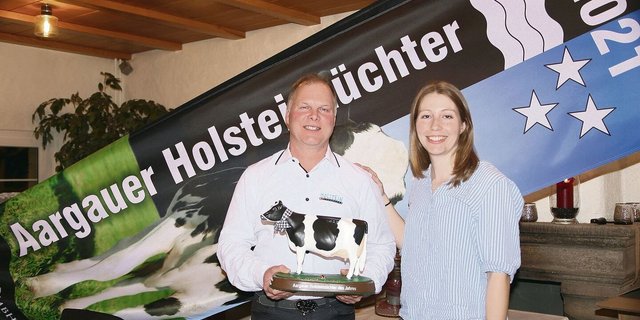 Stefan Käser, hier mit Geschäftsführerin Louisa Brunner, ist Schweizer und Aargauer Züchter des Jahres 2021.