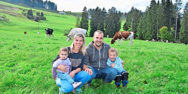 Roland und Nicole Salzmann mit den Kindern Alessio und Sienna sind eine begeisterte Viehzüchterfamilie. Ihr Herz schlägt für die rote und schwarze Holsteinkuh.   