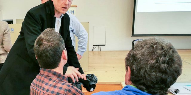 Preisüberwacher Stefan Meierhans im Gespäch mit Nordwestschweizer Obstbauern. (Bild sb)