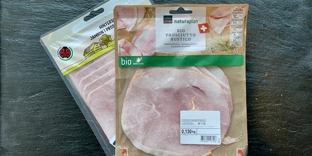 Je eine Hinterschinken-Packung aus Coop und Migros.
