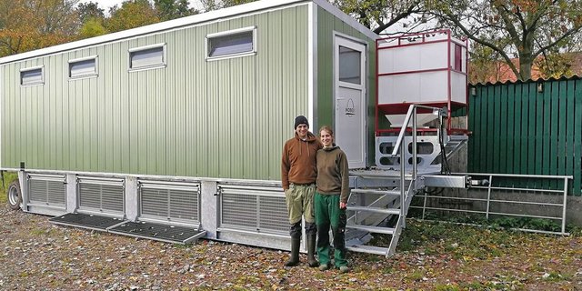 Timo Hussmann und Sandra Honegger vor ihrem Mobilstall. Noch ist das Hühnermobil leer, doch die Hennen ziehen bald ein. Danach gibt es frische Freilandeier im Hofladen zu kaufen. 