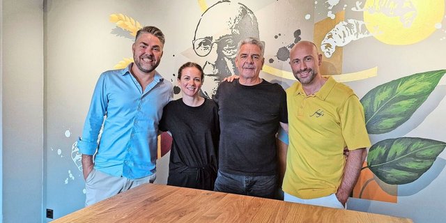 Ein eingespieltes Team bei Fredy’s (v. l. n. r.): Marc Schnyder, Selina Fischer, Leiterin Marketing-Kommunikation, Peter Kasimow und Bojan Cepon vor dem Bild von Fredy Hiestand.
