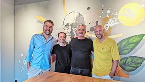 Ein eingespieltes Te Ein eingespieltes Team bei Fredy’s (v. l. n. r.): Marc Schnyder, Selina Fischer, Leiterin Marketing-Kommunikation, Peter Kasimow und Bojan Cepon vor dem Bild von Fredy Hiestand.