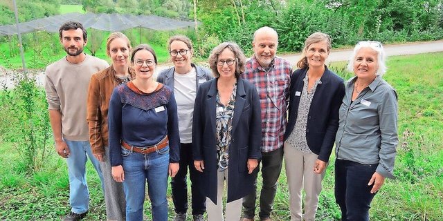 V. l. n. r.: FiBL-Pächter Pascal Nägele, Milchproduzentin Sabrina Schlegel, Rebekka Frick (FiBL), Laura Spring (Bio Suisse), Daniela Pauli (BirdLife), Lukas Pfiffner (FiBL), Katja Jacot (Agroscope), Bernadette Oehen (FiBL).