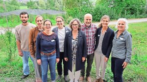 V. l. n. r.: FiBL-Pächter Pascal Nägele, Milchproduzentin Sabrina Schlegel, Rebekka Frick (FiBL), Laura Spring (Bio Suisse), Daniela Pauli (BirdLife), Lukas Pfiffner (FiBL), Katja Jacot (Agroscope), Bernadette Oehen (FiBL).