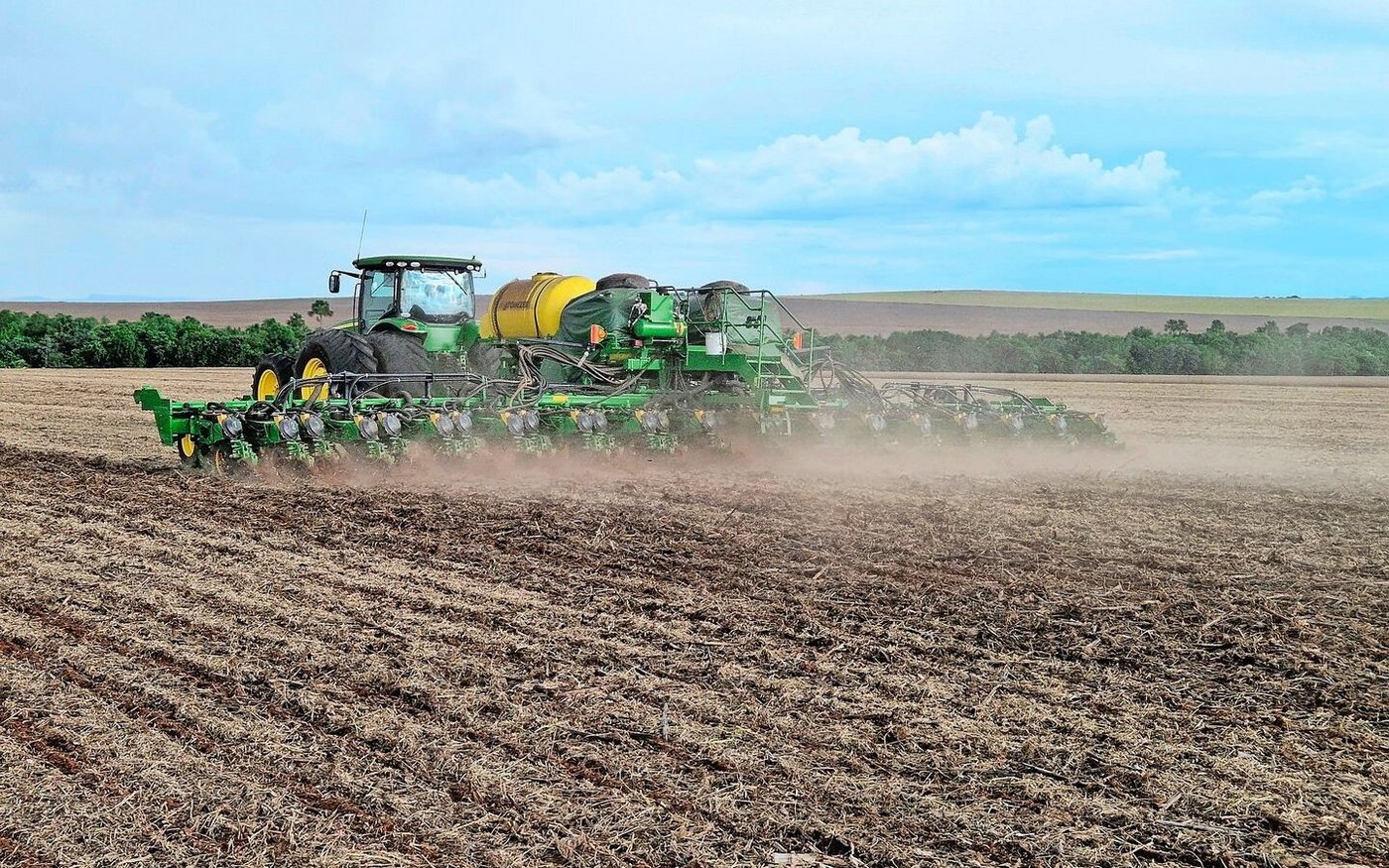 Tausende Hektaren pro Betrieb, da sind grosse Maschinen im Einsatz. Hier wird in Goiàs Mais direkt gesät.