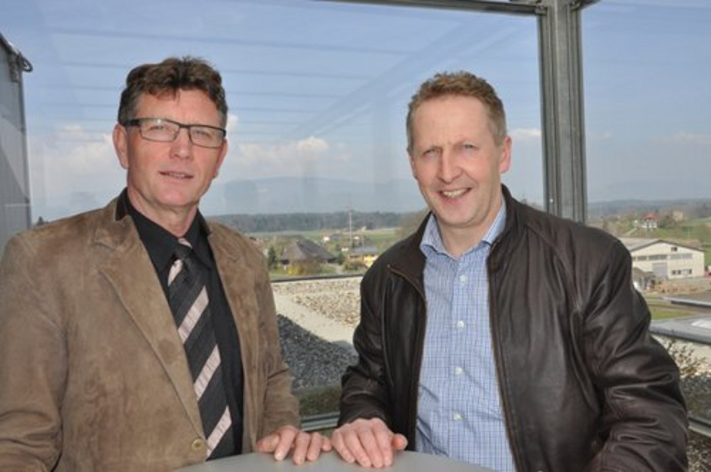 Peter Gfeller (l.) übergibt das Präsidium von Profi-Lait an Nationalrat Markus Hausammann. (Bild: zvg)