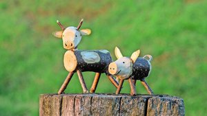 Aus einem Haselstrau Aus einem Haselstrauch eine Kuh oder ein Schwein basteln: Der Kreativität sind keine Grenzen gesetzt, wer mag, kann die Rinde auch vollständig entfernen und erhält so verschiedene Variationen der Tiere.