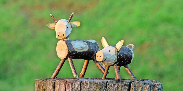 Aus einem Haselstrauch eine Kuh oder ein Schwein basteln: Der Kreativität sind keine Grenzen gesetzt, wer mag, kann die Rinde auch vollständig entfernen und erhält so verschiedene Variationen der Tiere.
