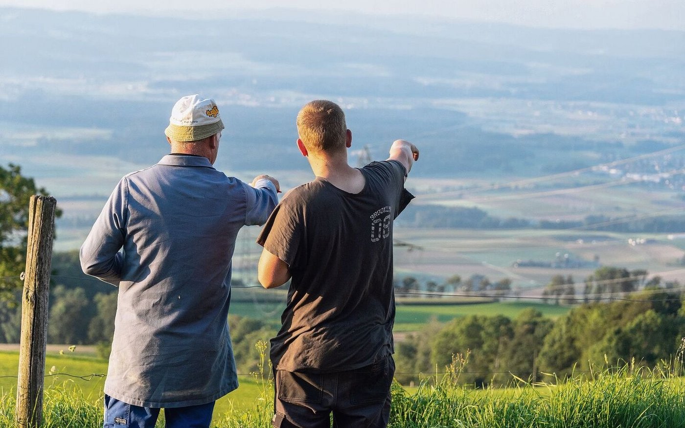Eine Betriebsübergabe ohne Konflikte ist möglich, wenn sich die ältere Generation bei wichtigen Entscheiden zurücknimmt.