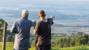 Eine Betriebsübergabe ohne Konflikte ist möglich, wenn sich die ältere Generation bei wichtigen Entscheiden zurücknimmt.