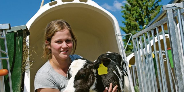 Mirjam Schmidig mit Honey, einem Kuhkalb, das am Morgen des Interviews auf dem Grundhof zur Welt kam. Sie liebt Kühe und Kälber. Sie fährt aber auch gerne Traktor und berichtet auf Facebook und Instagram über das Leben auf dem Grundhof. (Bild Hans Rüssli)