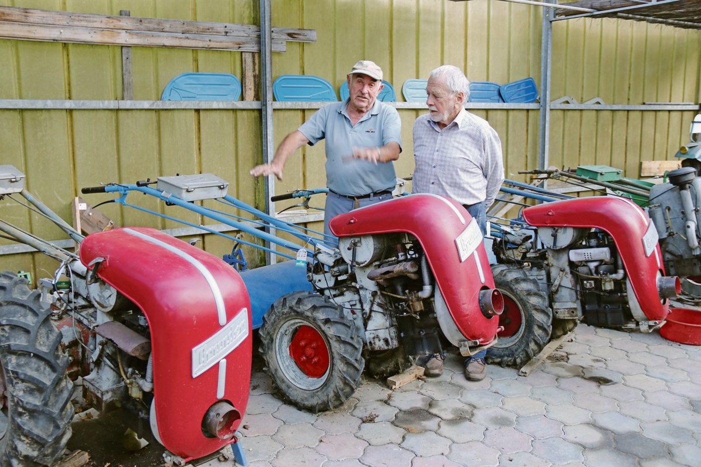 Georg Jäggin alias Grunder Schorsch (links) und Walter Grunder, Sohn von August Grunder, fachsimpeln über «biologische» Bodenfräsen. (Bild Benildis Bentolila)