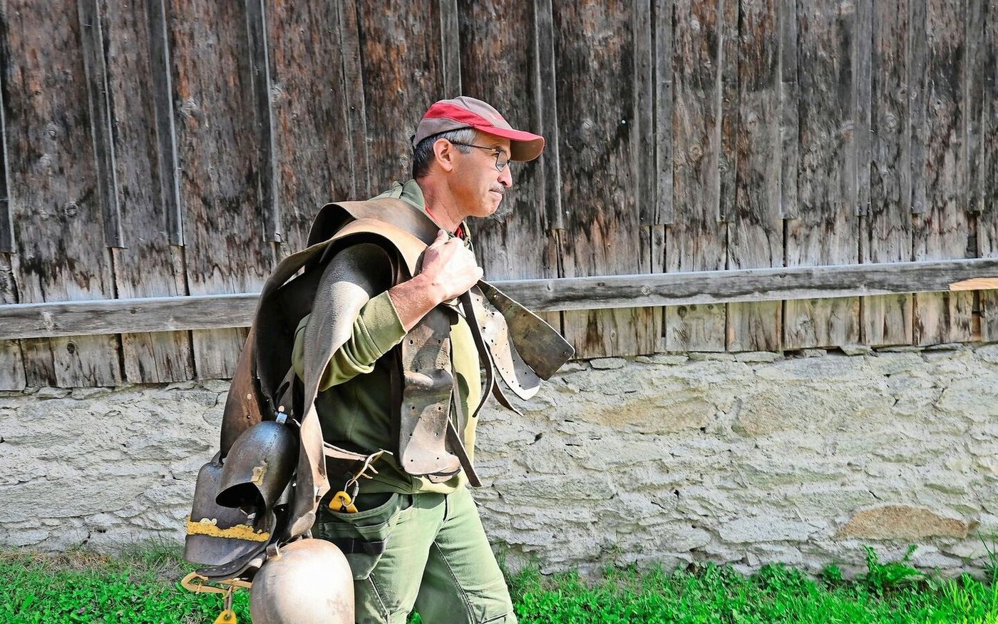 Der 58-jährige Milchbauer Roc Muoth war schon 30-mal dabei. Die Vorbereitungen sind heftig. Am Tag des Alpabzugs ist er ständig unterwegs.