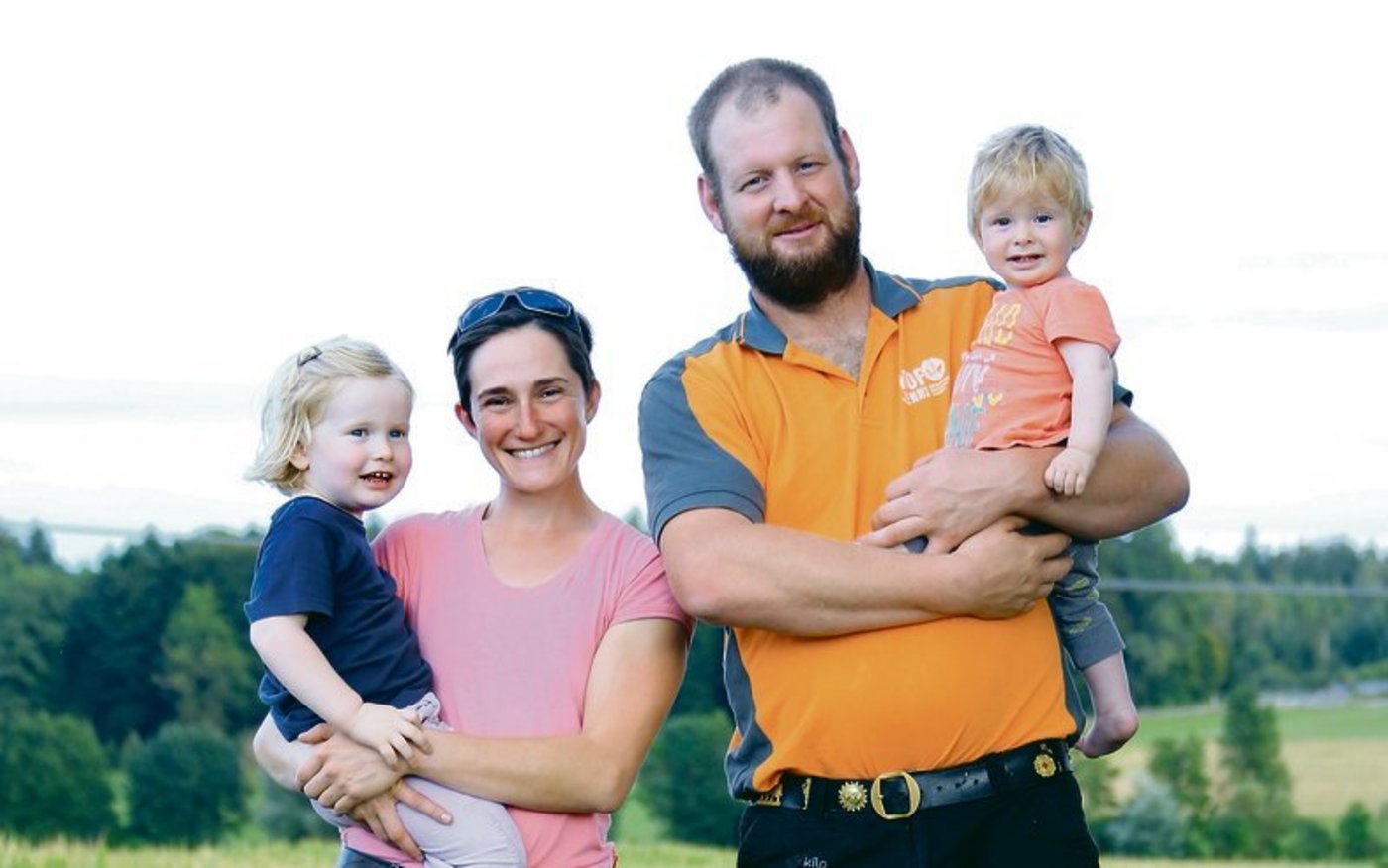 Vanessa und Niklaus Jenni mit ihren Töchtern Sara und Olivia. Das Powerpaar macht auf dem Betrieb, was es gut kann und was ihnen Freude macht – und das ist so Einiges.(Bilder Sacha Jacqueroud)