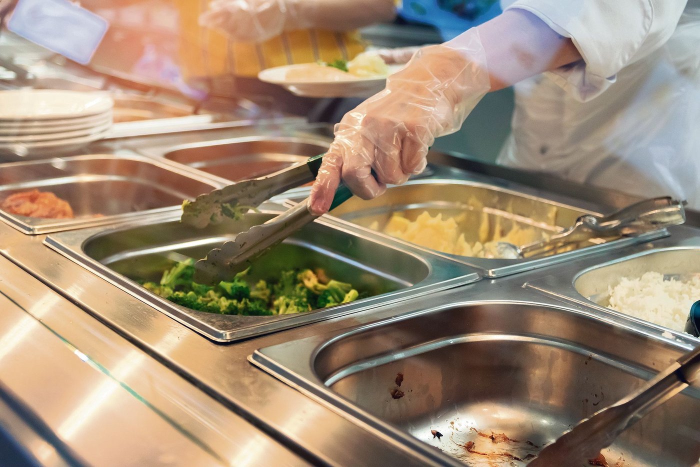 In der Mensa der Uni Luzern werden neu keine Fleischgerichte mehr angeboten. (Bild Adobe Stock)