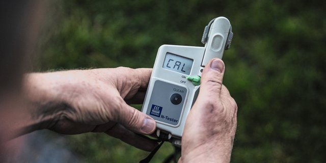 René Simon und seine Berater-Kollegen führen die N-Messungen auf direkte Anfragen der Landwirte durch. Bild: Pia Neuenschwander