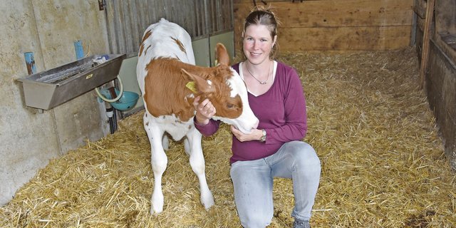 Auch die Viehzucht liegt der Bäuerin am Herzen: Fränzi Krähenbühl mit dem Red-Holstein-Kalb Flurina. Bei den Viehschauen ist sie gerne mit dabei. (Bilder Barbara Heiniger)