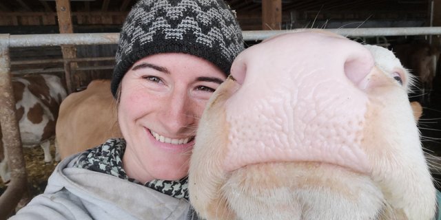 Rebecca Heri mit ihrer Lieblingskuh Galina. Die Baselbieterin befindet sich im 3. Lehrjahr. (Bild zVg)