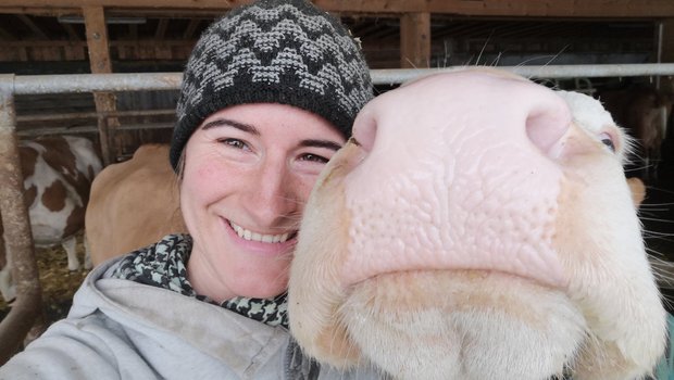 Rebecca Heri mit ihrer Lieblingskuh Galina. Die Baselbieterin befindet sich im 3. Lehrjahr. (Bild zVg)