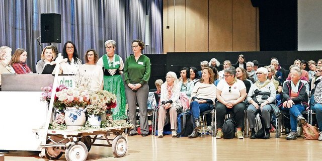 Vor zahlreichem Publikum verdankt Agnes Schneider Wermelinger (ganz links) die Arbeit der Frauen (stehend), welche den Tag der Bäuerin an der Olma organisieren. 