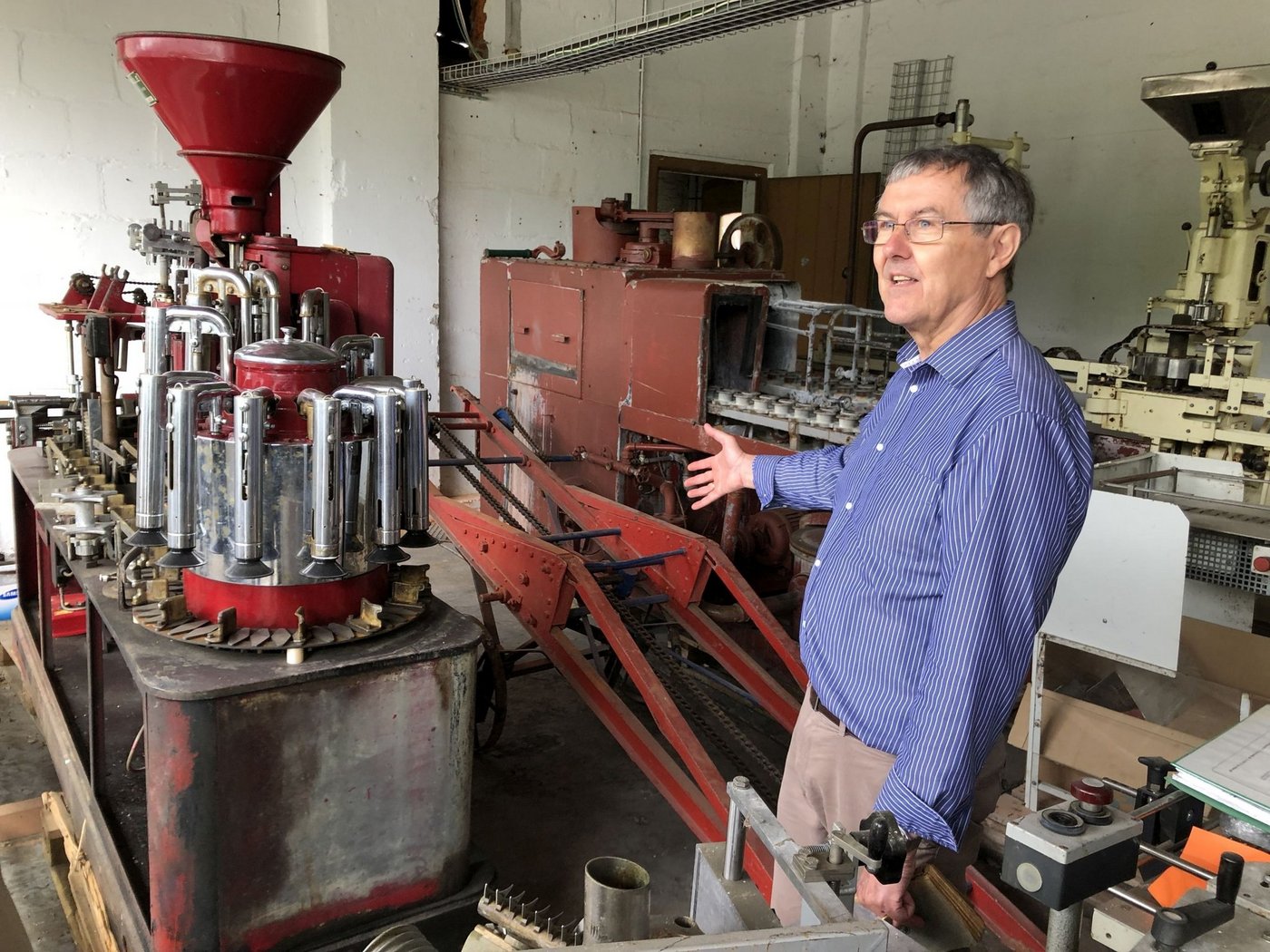 Roland Baldinger vor einer alten Abfüllanlage. (Bild Paul Müri)