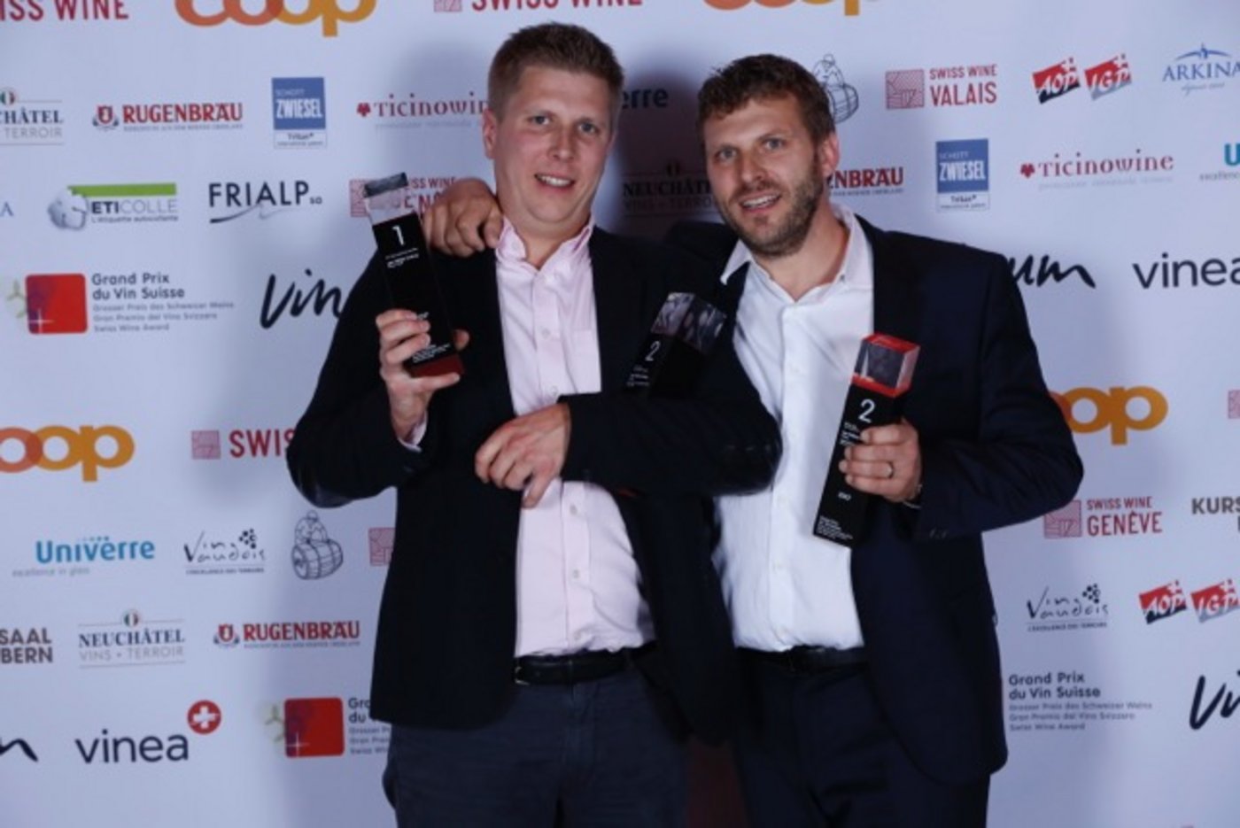 Julien Dutruy (links) und sein Bruder Christian Dutruy gewinnen die Auszeichnung für das «Weingut des Jahres». (Bild zVg)