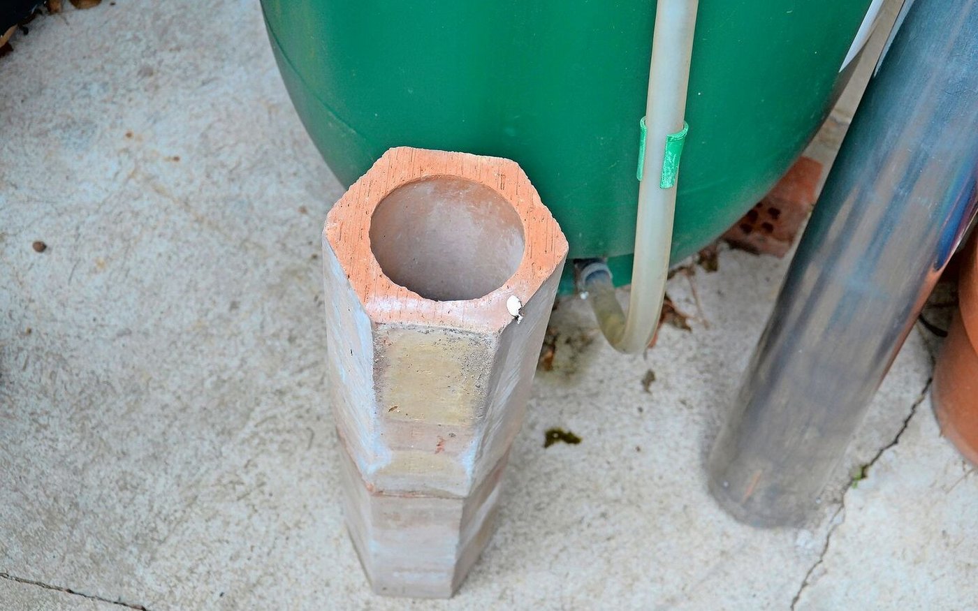 In solchen Hohlziegeln verlaufen die Heizdrähte im Sandfass.