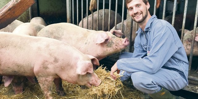 «Die Arbeit mit den Schweinen bereitet mir Spass und Freude»: der gelernte Milchtechnologe, Schweinemäster und Agronom Philipp Egli sieht sich als Bindungsstelle zwischen Forschung, Ausbildung und Praxis. (Bild Strickhof)