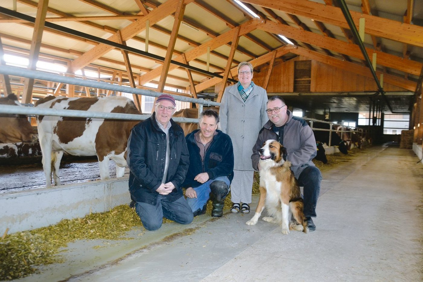 Sie zogen bei der Realisierung des Neubaus  an einem Strick (v. r. n. l): Doris und Markus Marti, Ueli Spring und der Stallbauplaner Niklaus Salzmann.(Bilder Peter Fankhauser)