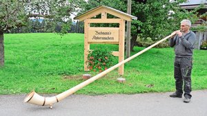 Walter Bachmann bild Walter Bachmann bildet die dritte Generation, welche die Leidenschaft zum Alphornbau mitbekommen hat.