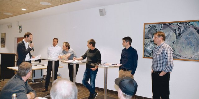 Podium um den Pflanzenschutz in Zukunft (v. l. n. r.): Podiumsleiter Christian Schönbächler, Obstverband; Andreas Friedli, Stähler AG; Marc Germann, WWF; Obstproduzent Jacky Wildisen; Fabian Soltermann, Bafu; Oliver Felix, BLW. (Bild Josef Scherer)