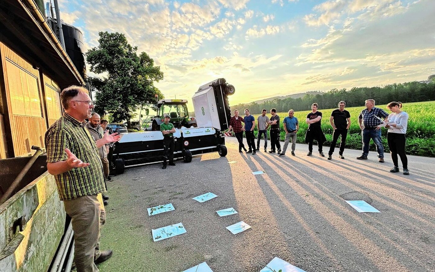 Das Spotspraying wurde auf dem Hofplatz vorgeführt. Auf den Blättern lagen Unkräuter. Die Tankfüllung war blau eingefärbt. 