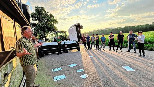 Das Spotspraying wurde auf dem Hofplatz vorgeführt. Auf den Blättern lagen Unkräuter. Die Tankfüllung war blau eingefärbt. 
