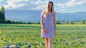 Am Feierabend tauscht Andriana Sobchuk Gummistiefel und Arbeitshose gegen das Sommerkleid. Sie mag Mode. 