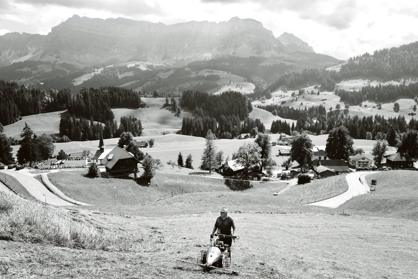 Sämu auf dem Stück Land oberhalb seines Hauses, das Stössli genannt wird, weil es immer wieder heruntergedrückt wird.(Bild Pinaki)