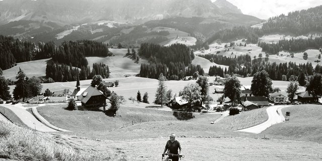 Sämu auf dem Stück Land oberhalb seines Hauses, das Stössli genannt wird, weil es immer wieder heruntergedrückt wird.(Bild Pinaki)