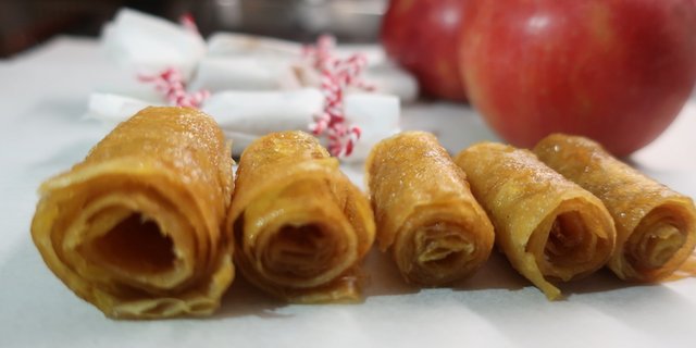 Fruchtleder ist Fruchtmus, das dünn ausgestrichen, getrocknet und dann gerollt als Snack aufgetischt wird.	(Bilder et)