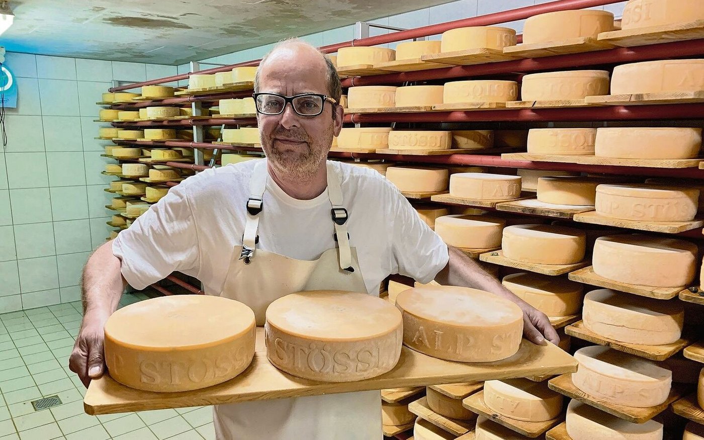 Florian Steininger ist mit Herzblut Alpkäser. Stolz präsentiert er im modernen Käsekeller der Alp Stössi hinten im Maderanertal die Alpkäse. Produziert werden auch Mutschli. 