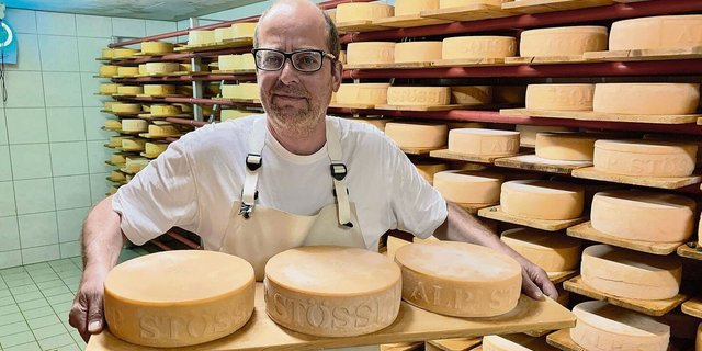 Florian Steininger ist mit Herzblut Alpkäser. Stolz präsentiert er im modernen Käsekeller der Alp Stössi hinten im Maderanertal die Alpkäse. Produziert werden auch Mutschli. 