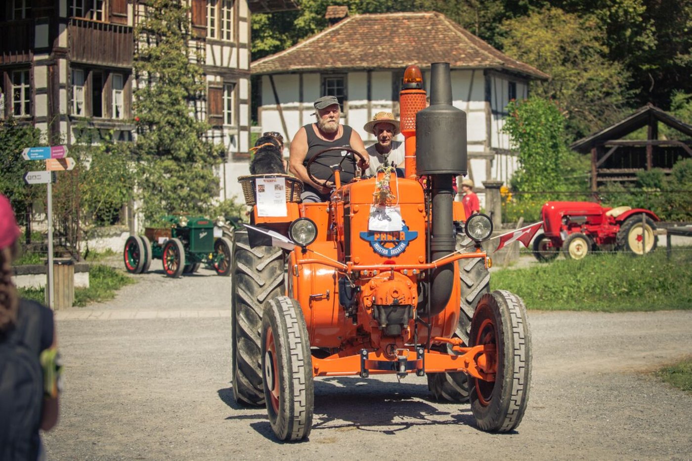 Einer der Oldtimertraktoren kurvt über das Ballenberg-Gelände. Insgesamt waren ... (Bilder Ballenberg/zVg)