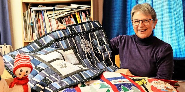 Die Tradition der Adventsfenster ist für Erika Hubeli eine Herzensangelegenheit. Dafür hat die Trachtenschneiderin wahre Kunstwerke geschaffen.