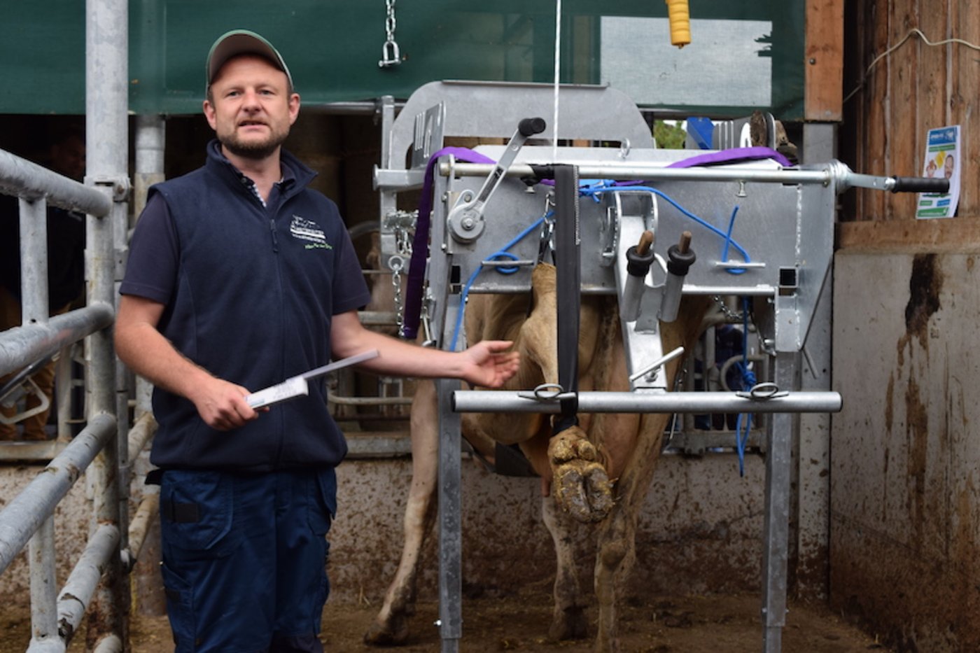 Der Erfinder, Sepp Ametsreiter, erklärt, wie der Klauenstand funktioniert. (Bilder Stefanie Giger)